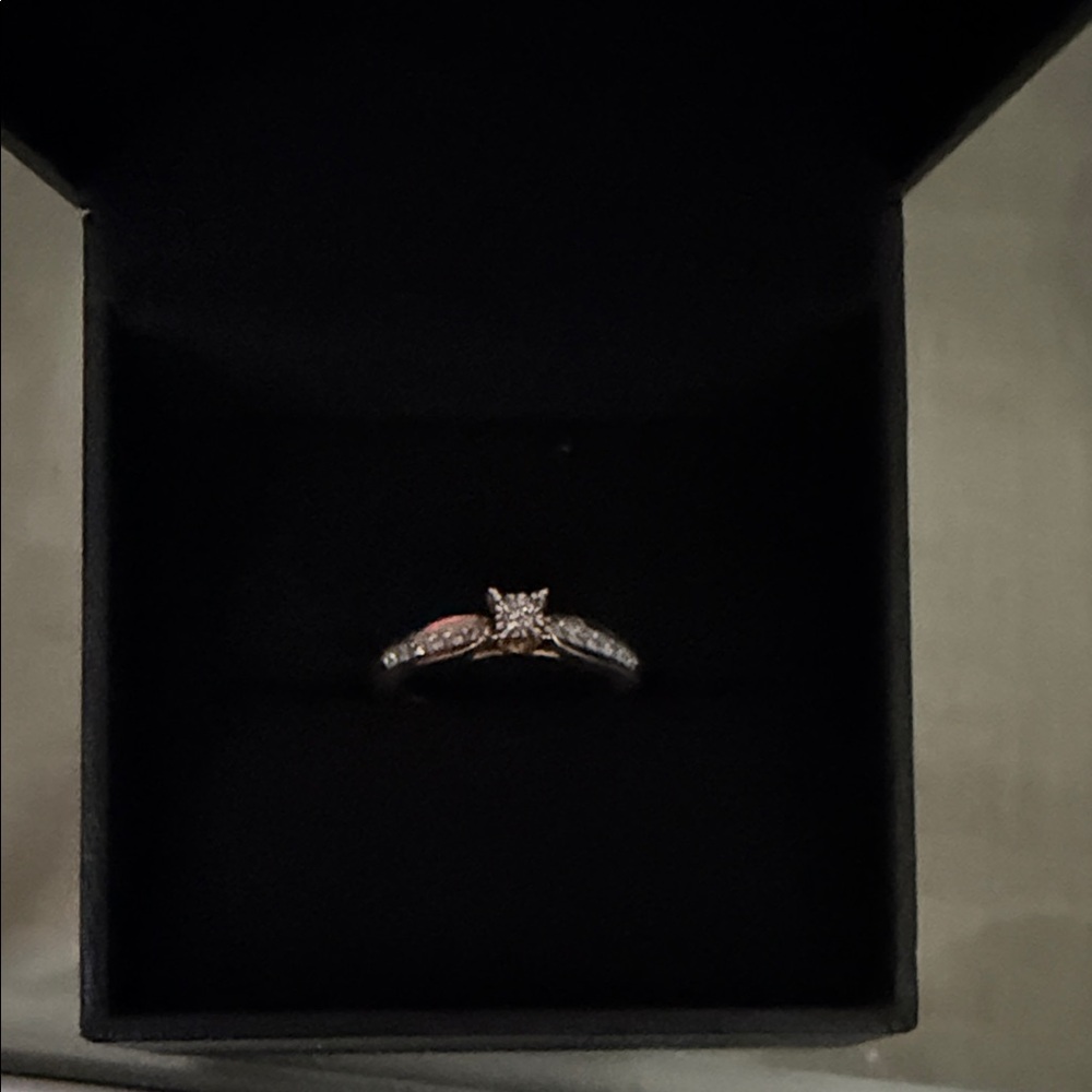 Kay Jewelers Elegant Gold Diamond Ring